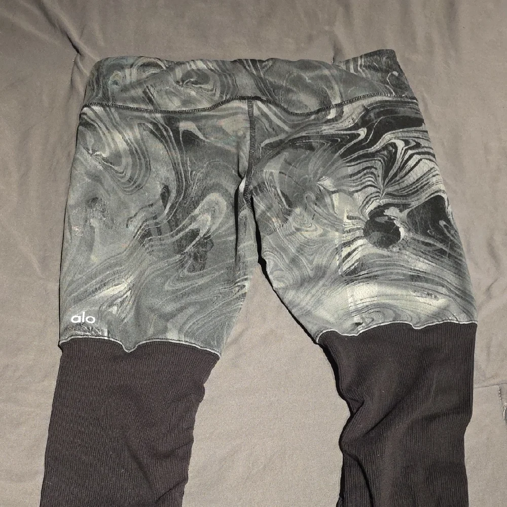 ALO Yoga stylish leggings